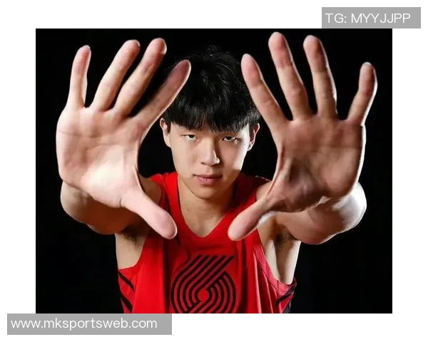 杨瀚森的发型之争：剃掉锅盖头选择寸头或光头更显魅力