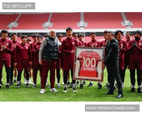 海港为颜骏凌徐新颁发纪念球衣王燊超荣获中超单轮最佳称号