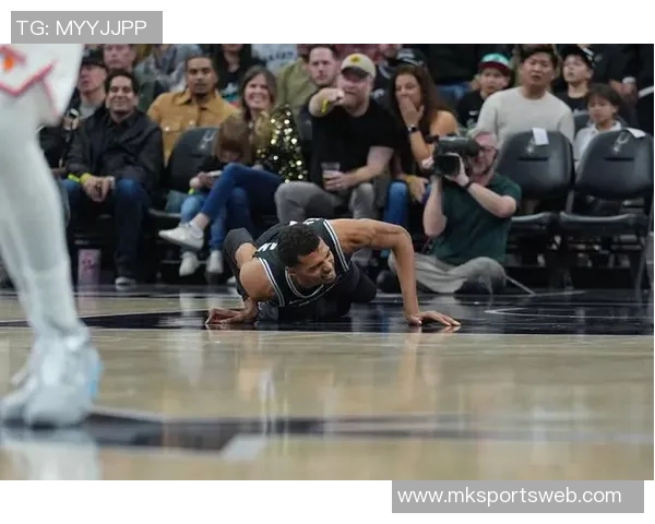 米奇约翰逊谈文班出战情况球队将谨慎处理不冒险