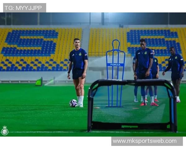 C罗回归利雅得胜利训练场备战新赛季展现斗志与激情