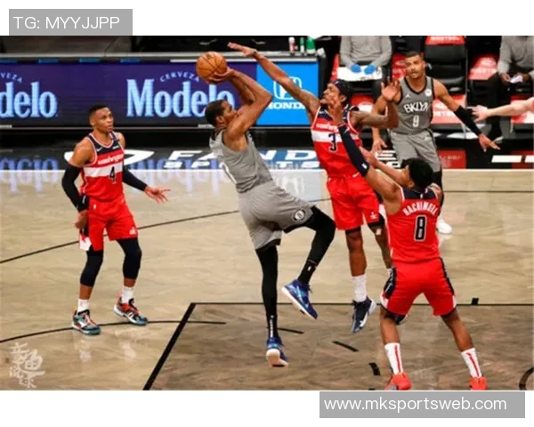 果阿队主场球员通道灯牌损坏严重引发球迷热议