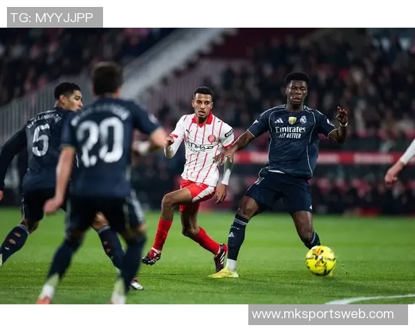 姆巴佩在与赫罗纳平局后情绪低落与第四官员发生争执 姆巴佩在与赫罗纳平局后情绪低落与第四官员发生争执